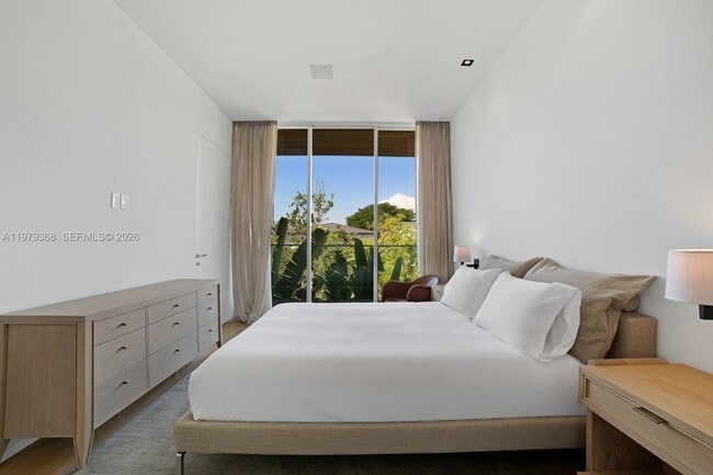 Building Photo - 1051 W 48th St