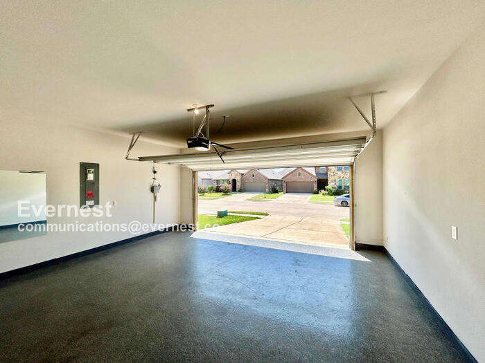 Building Photo - 2462 San Marcos Dr