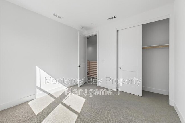 Building Photo - 108 8th St