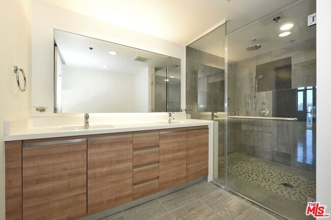 Building Photo - 3785 Wilshire Blvd
