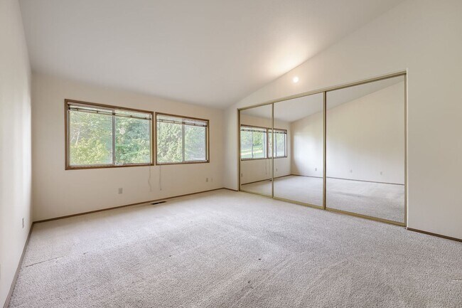 Building Photo - Well-Equipped 3 Bed 2 Bath Renton Home w/ 2-Car Attached Garage!