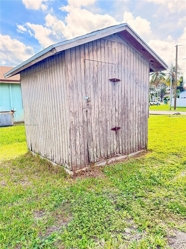 Building Photo - 236 NW 12th Ct