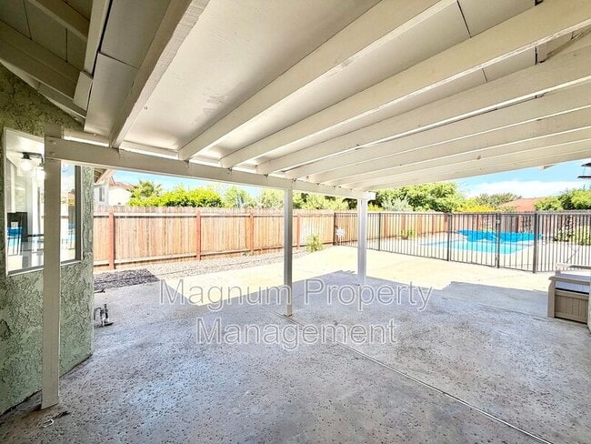 Building Photo - 45680 Clubhouse Dr