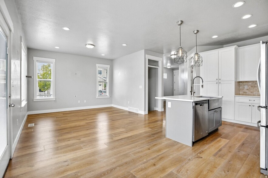 Building Photo - 167 W Silver Springs Dr