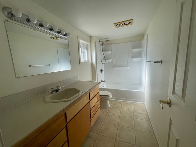 Building Photo - 2 Bedroom 1 Bath Downtown