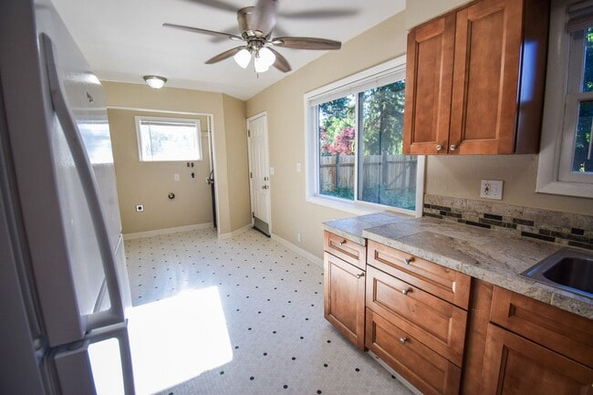 Building Photo - 3 Bedroom 1Bath House, Quiet neighborhood with park across the street