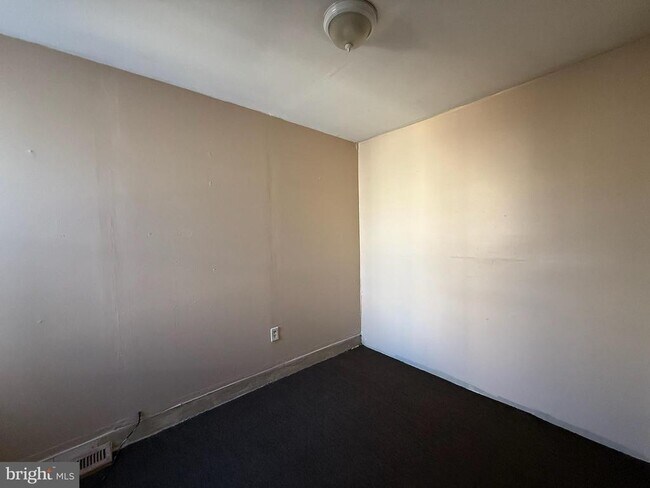 Building Photo - 2411 W Indiana Ave