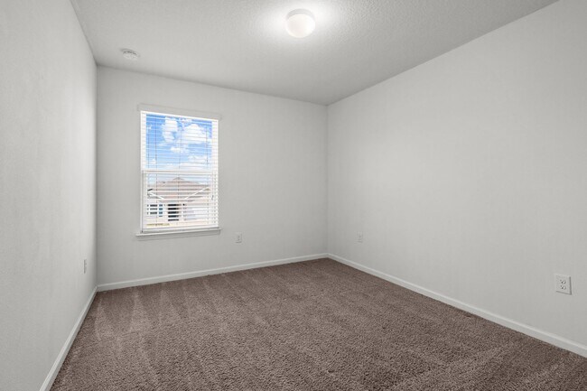 Building Photo - OPEN CONCEPT 4 BED / 2.5 BATH - Community Pool