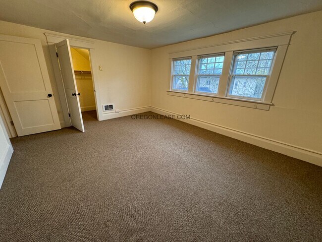 Building Photo - 2 Bedroom 1 bath downtown apartment availa...