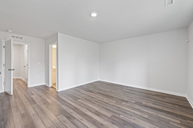Building Photo - **Spacious 3bd/3ba Townhome in Raleigh**