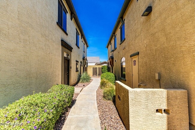 Building Photo - 2727 N Price Rd