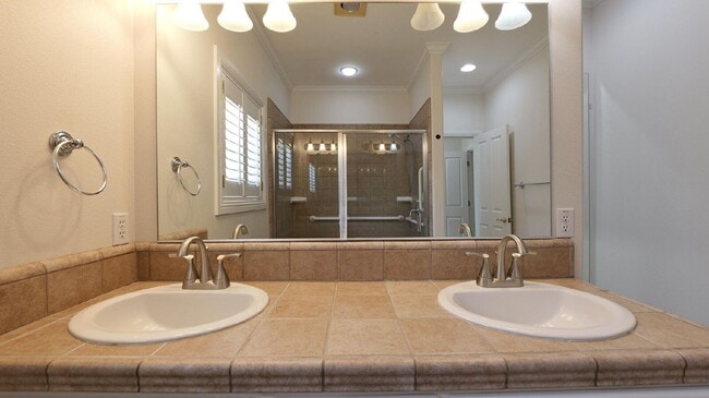 Building Photo - 143 Pine Lake Dr