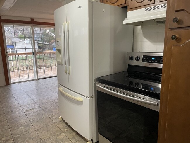 Building Photo - Charming 3 Bedroom Home with Hardwood Floo...
