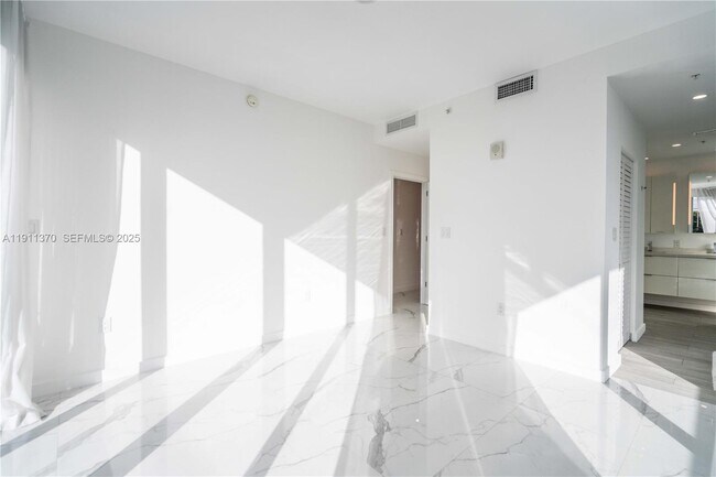 Building Photo - 8425 Crespi Blvd