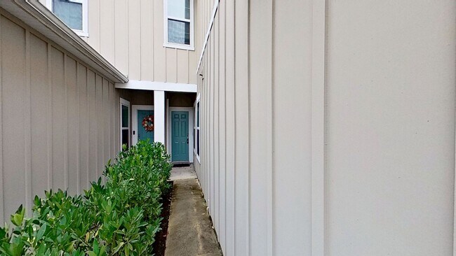 Building Photo - Jacksonville Townhome w/ Garage, Spacious Bedrooms & In-Unit Washer/Dryer