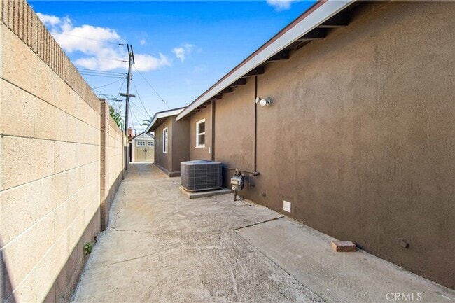 Building Photo - 5892 Meadowlark Dr