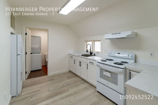 Building Photo - Newly Remodeled 2 Bed 1 Bath Unit!