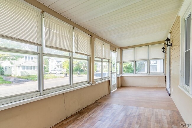 Building Photo - 325 S Midler Ave