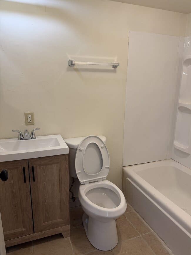 Building Photo - 617 Short Rd