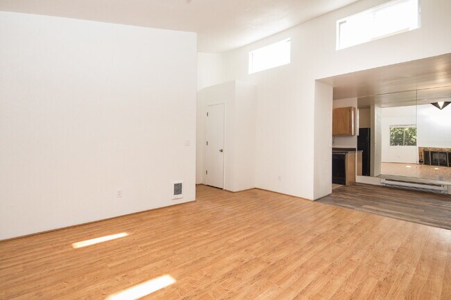 Building Photo - "Charming 2-Bed, 2-Bath Haven on Tripp Drive – Cozy Living in Reno!"