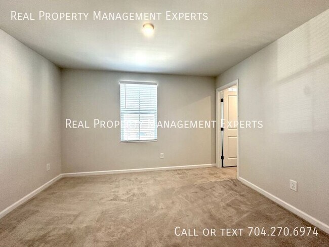 Building Photo - 3222 Bouquet St
