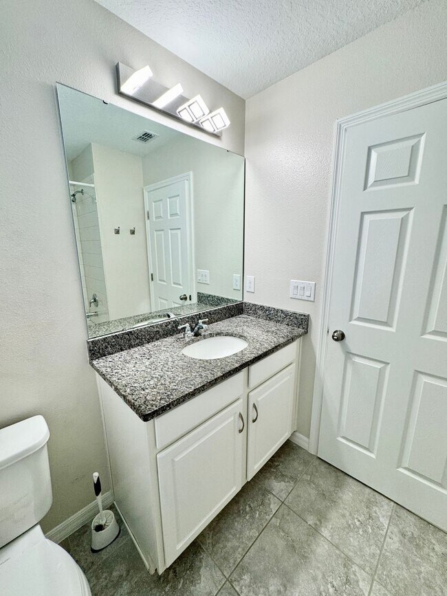 Building Photo - FOR RENT - Beautiful end unit townhouse in Clermont - Waterbrooke