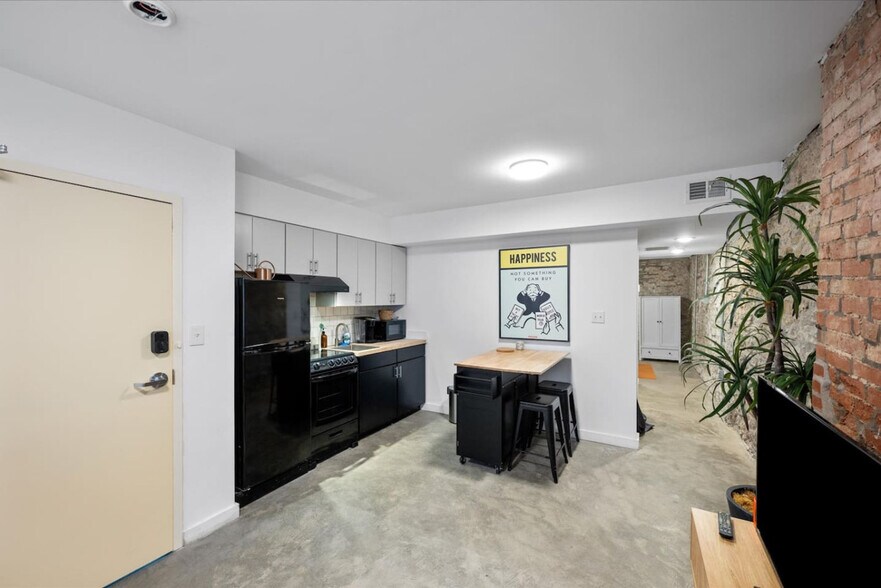 Building Photo - 2 Hust Alley