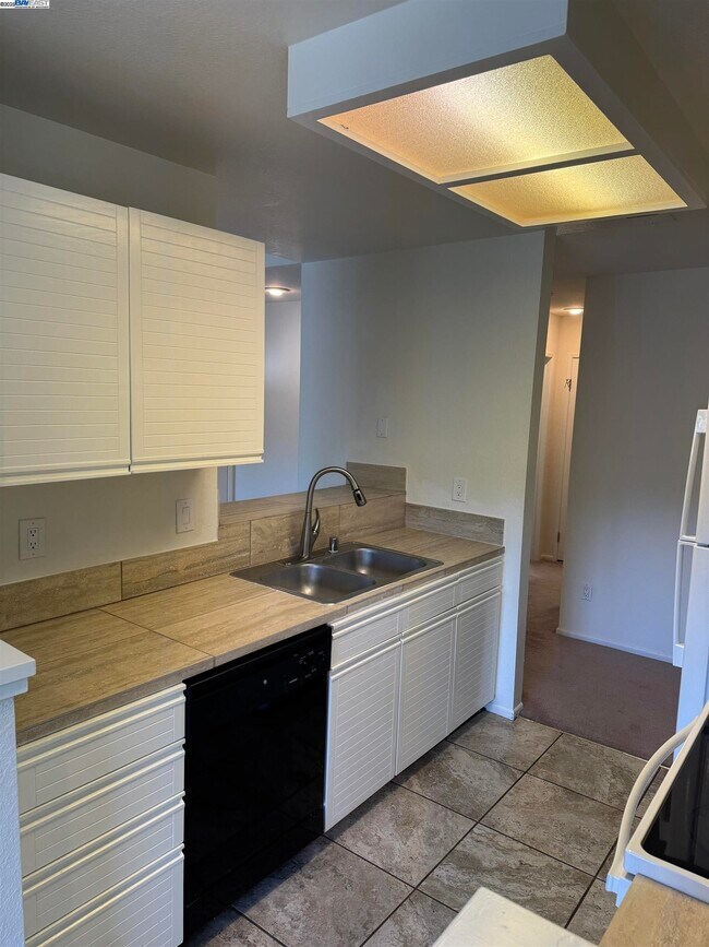 Building Photo - 8145 Mountain View Dr