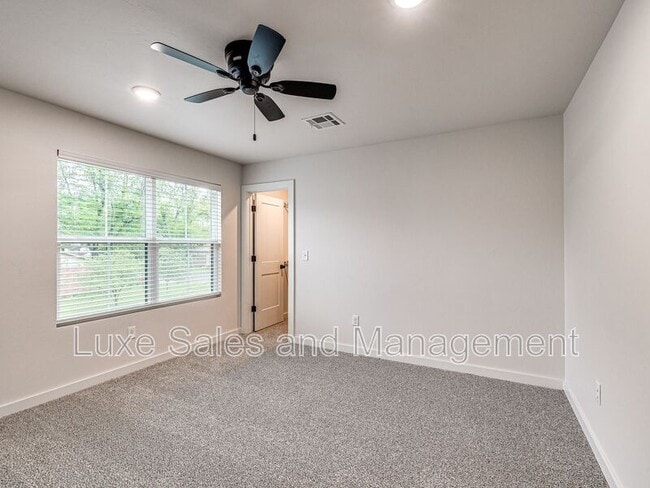 Building Photo - 604 W 2nd St