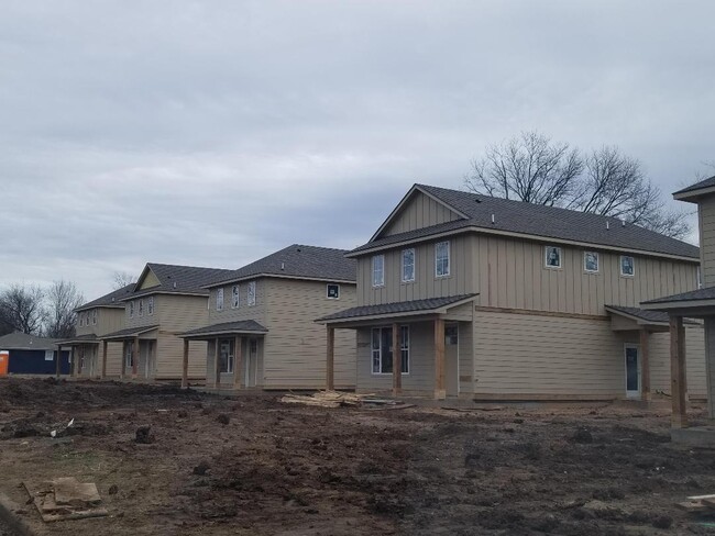 Building Photo - 2113 W Admiral Ave