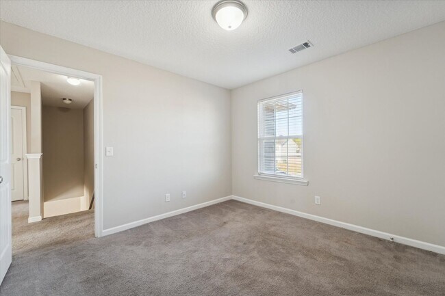 Building Photo - AVAILABLE NOW! (Pet Friendly)