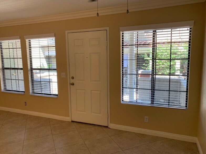 Building Photo - 8167 Vineyard Ave