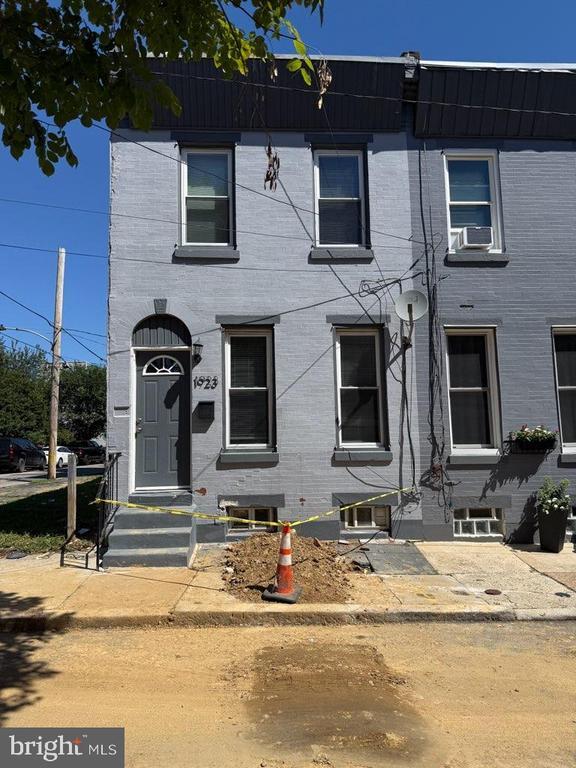 Building Photo - 1923 Monument St