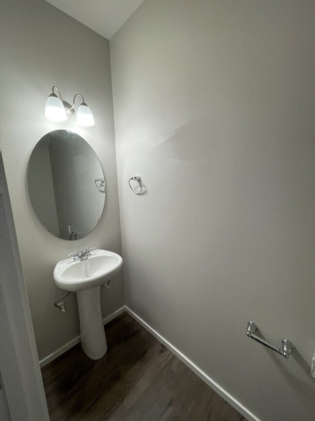 Building Photo - 3 Bedroom / 2.5 Bathroom Townhome - Near Bethany & PCC