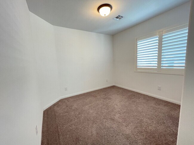 Building Photo - 3 Story house 4 bedroom / 3.5 bath, Southwest