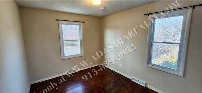 Building Photo - Beautiful House in South KC-Available NOW!!