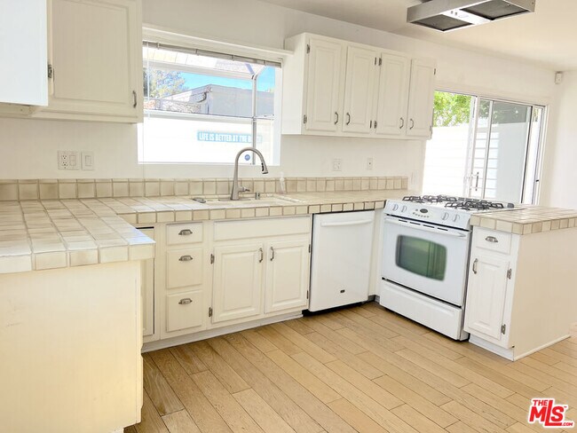 Building Photo - 6232 Tapia Dr