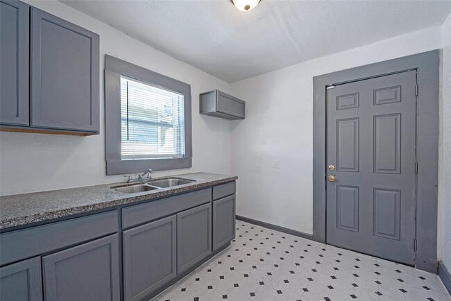 Building Photo - 2528 Campbell St