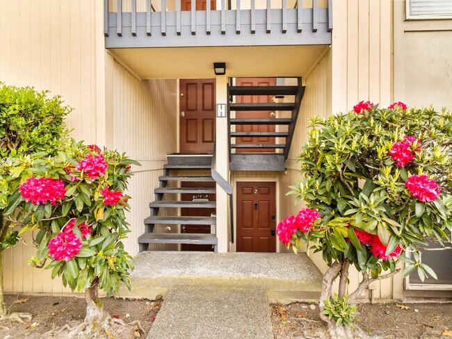 Building Photo - Fabulous 1 Bedroom in Federal Way! Close to Light Rail and Onsite Pool!