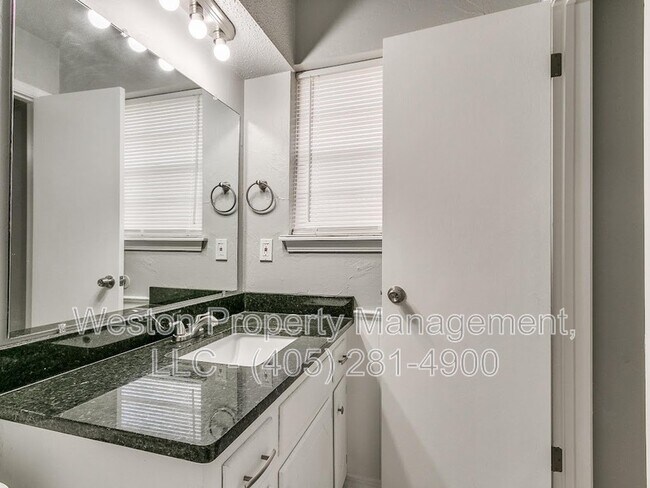 Building Photo - 1011 Crown Dr