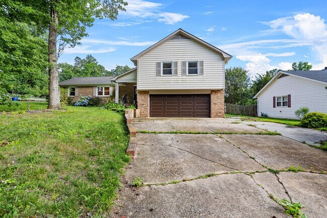 Building Photo - Spacious 4-Bedroom Home with Fenced Yard in Hampton Woods
