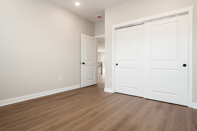 Building Photo - 5729 Willow Creek Ln