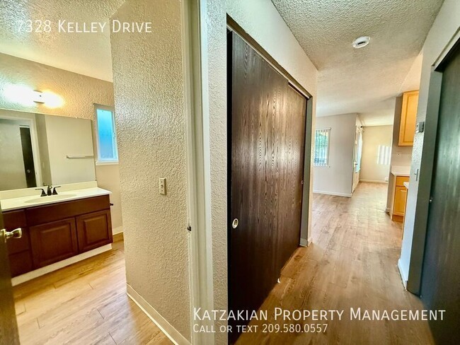 Building Photo - 2 bedroom unit with updated kitchen, insid...