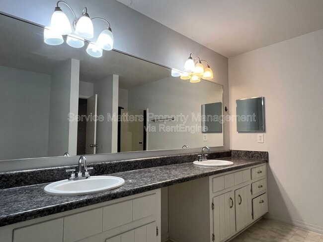 Building Photo - 2017 Coral Creek Dr