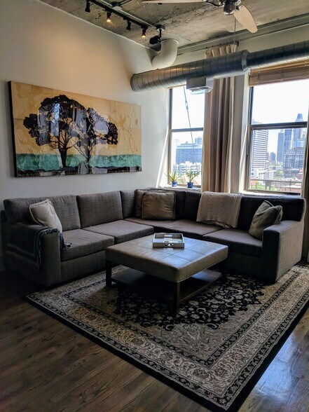 Living Room - 758 N Larrabee St