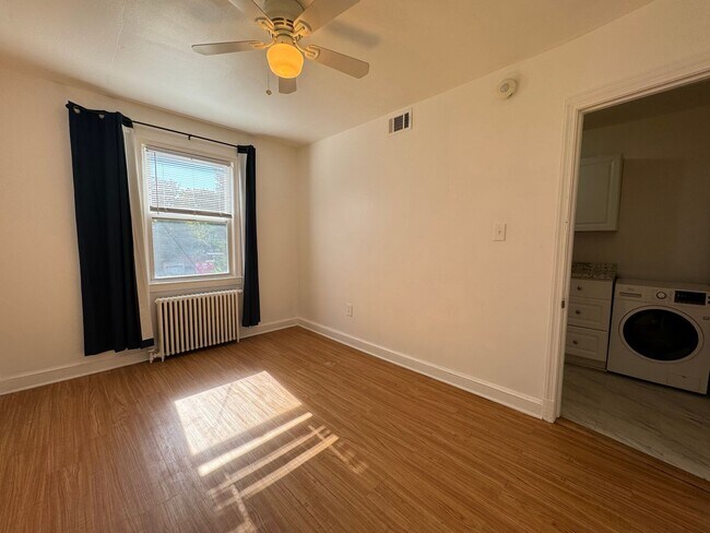 Building Photo - Ideal 1 Bed 1 Bath Unit with Fenced Yard I...