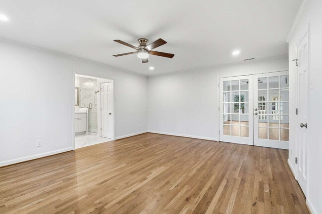 Building Photo - Spacious and Unique 5-Bedroom Home in Chapel Hill!