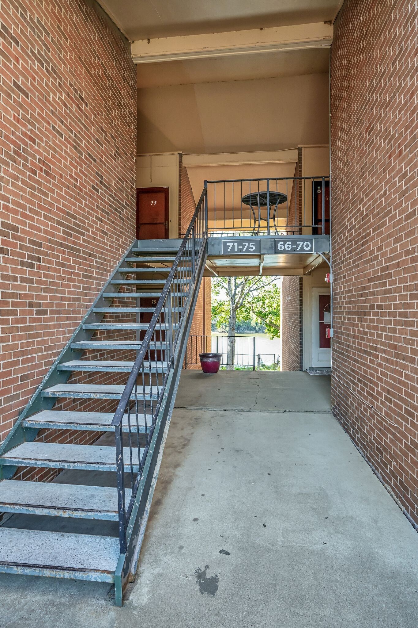Building Photo - 515 Basswood Ave