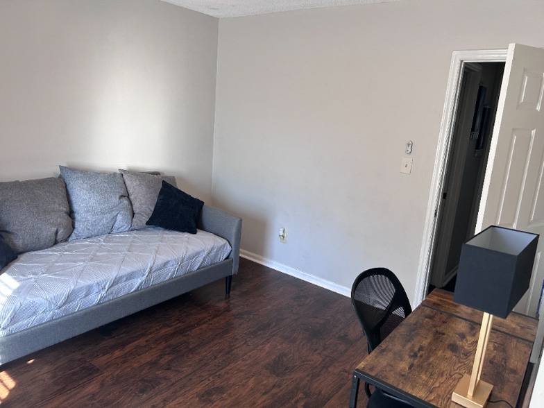 Building Photo - 318 Moir St