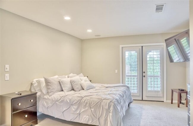 Building Photo - 2 Evergreen Rd